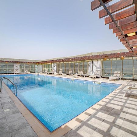 Platinum Coast Hotel Apartments Fudzsejra Kültér fotó Swimming pool at the hotel