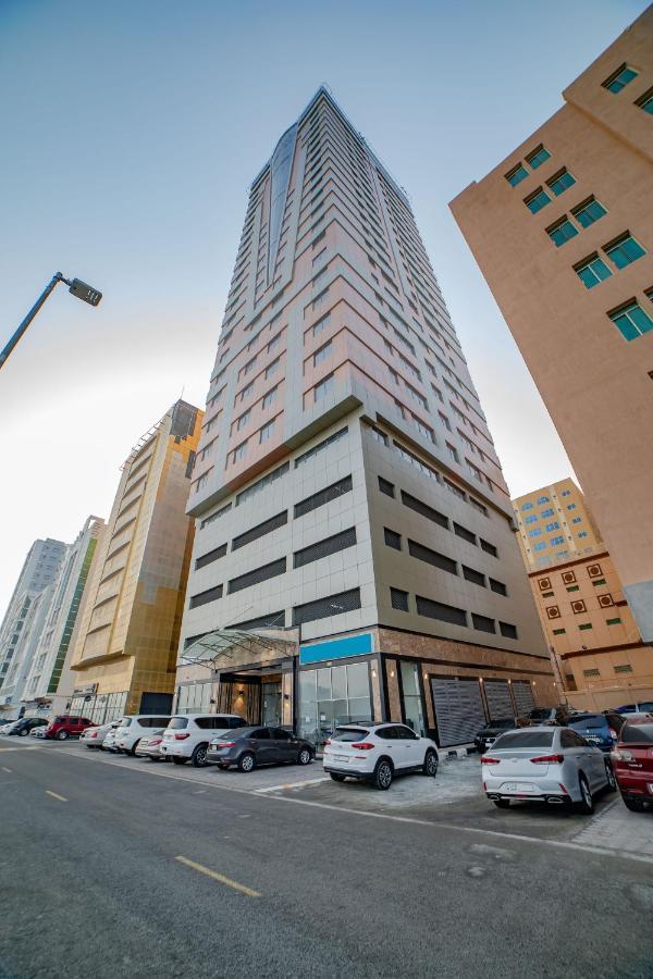 Platinum Coast Hotel Apartments Fudzsejra Kültér fotó The hotel in 2016