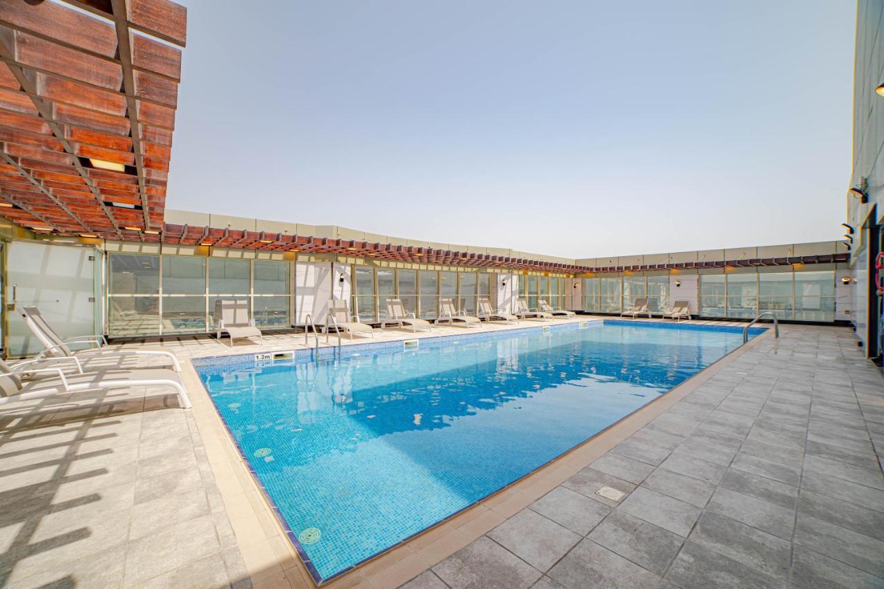 Platinum Coast Hotel Apartments Fudzsejra Kültér fotó The swimming pool at the hotel