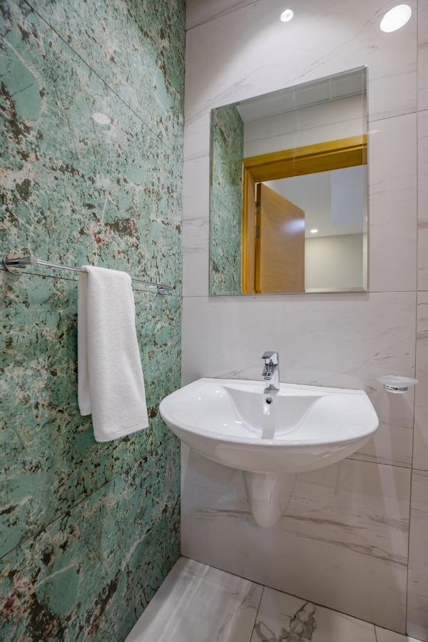 Platinum Coast Hotel Apartments Fudzsejra Kültér fotó Bathroom