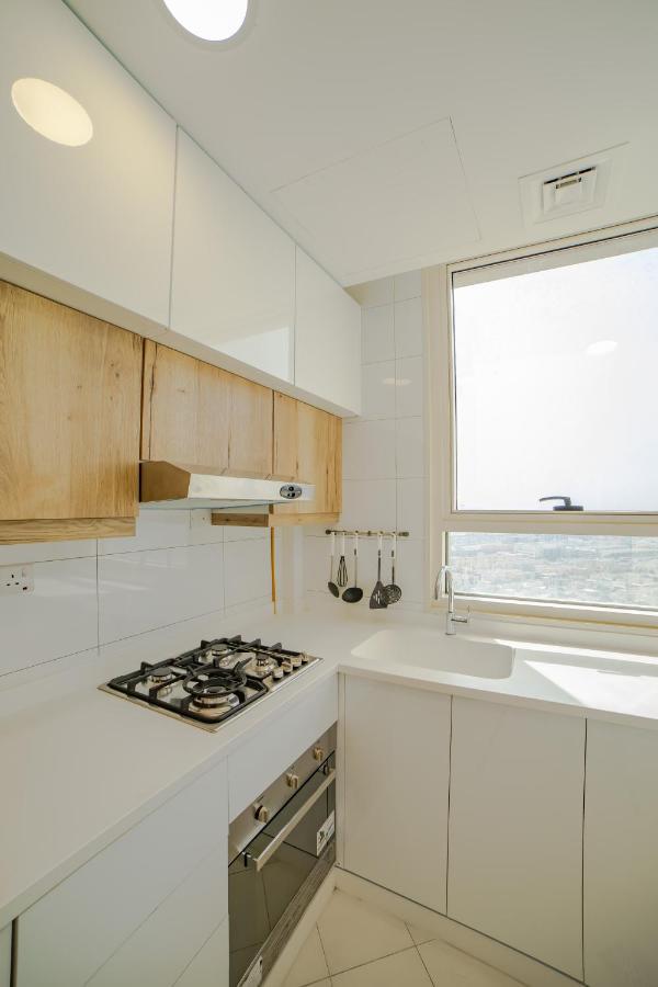 Platinum Coast Hotel Apartments Fudzsejra Kültér fotó A modern kitchen