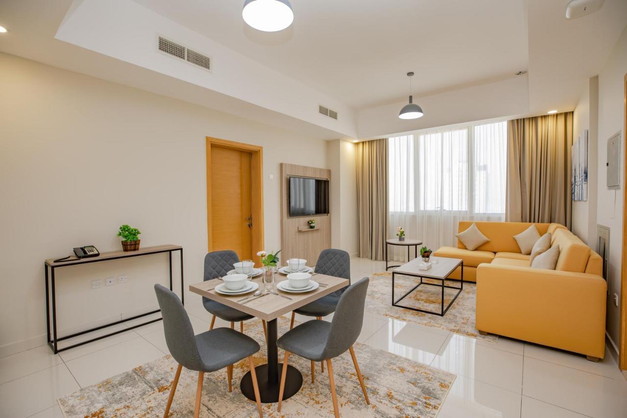 Platinum Coast Hotel Apartments Fudzsejra Szoba fotó A living room in a serviced apartment in Dubai