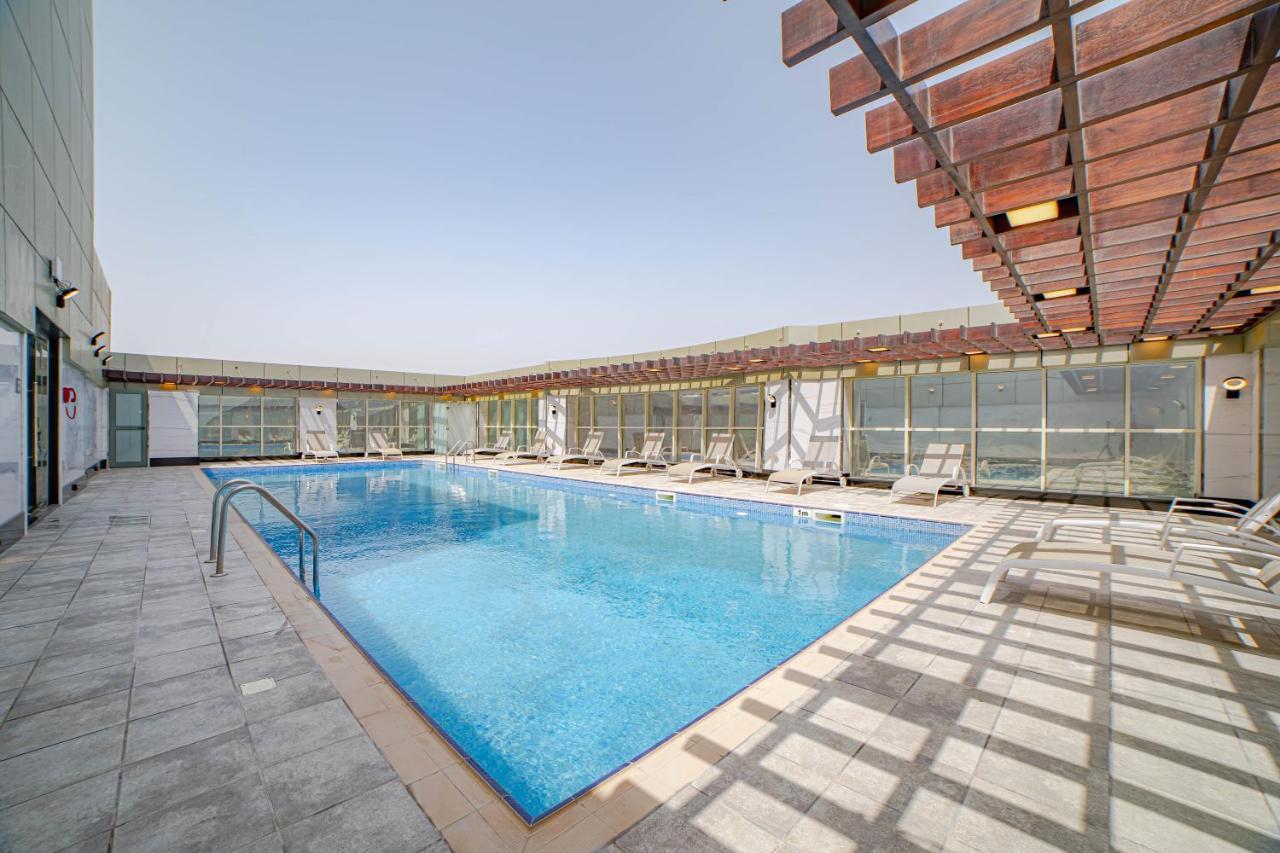 Platinum Coast Hotel Apartments Fudzsejra Kültér fotó Swimming pool at the hotel