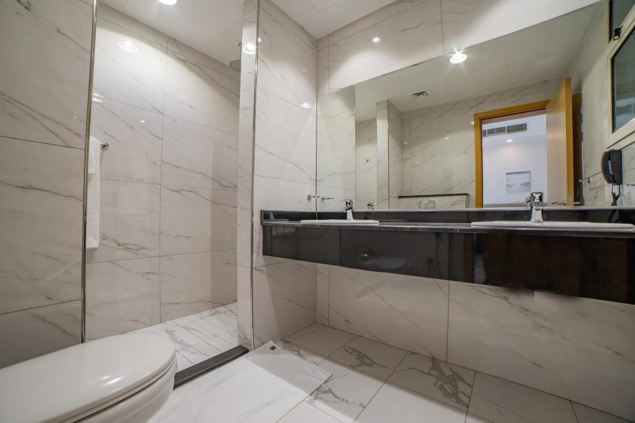 Platinum Coast Hotel Apartments Fudzsejra Kültér fotó Bathroom