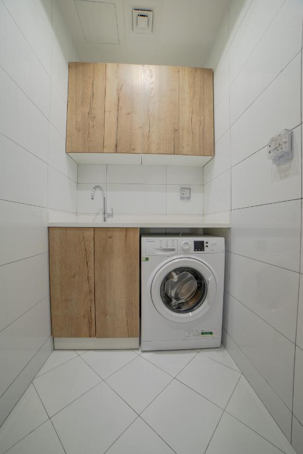 Platinum Coast Hotel Apartments Fudzsejra Kültér fotó A washing machine in a laundry room