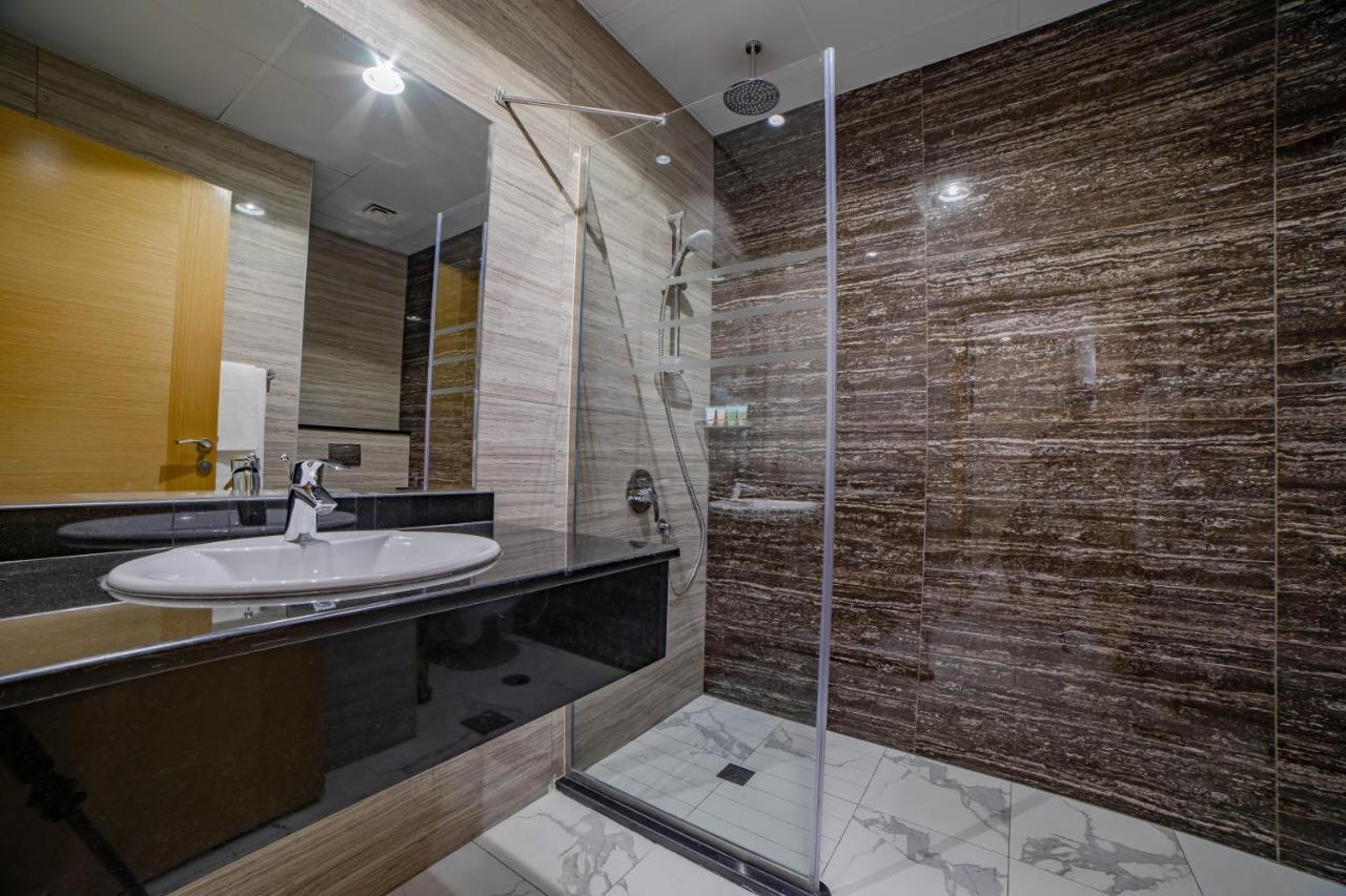 Platinum Coast Hotel Apartments Fudzsejra Szoba fotó A shower enclosure