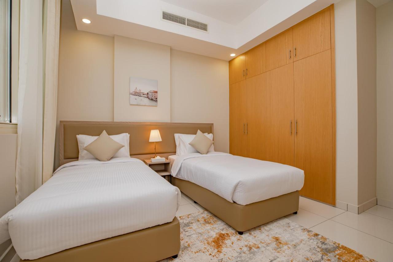 Platinum Coast Hotel Apartments Fudzsejra Kültér fotó A bedroom with two single beds