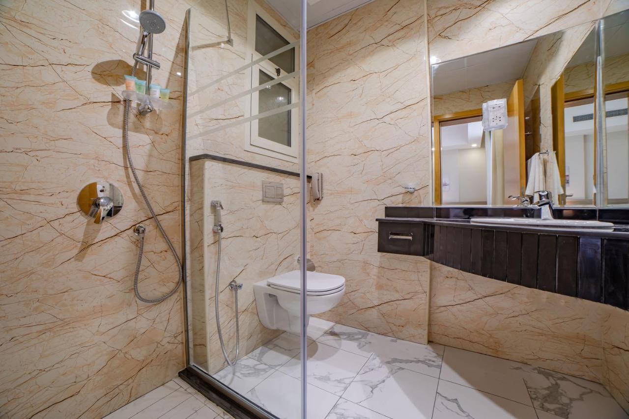 Platinum Coast Hotel Apartments Fudzsejra Kültér fotó A shower enclosure