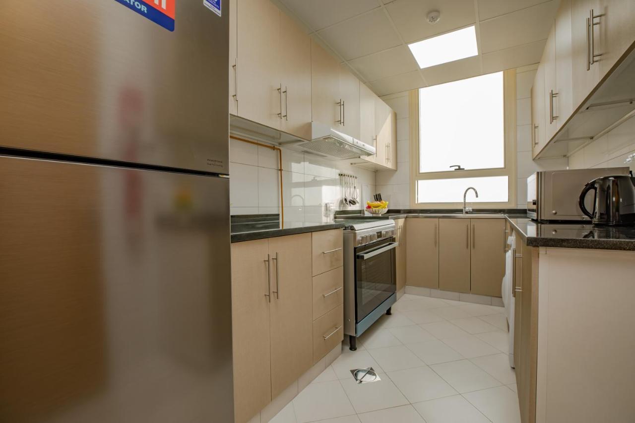Platinum Coast Hotel Apartments Fudzsejra Kültér fotó A typical kitchen