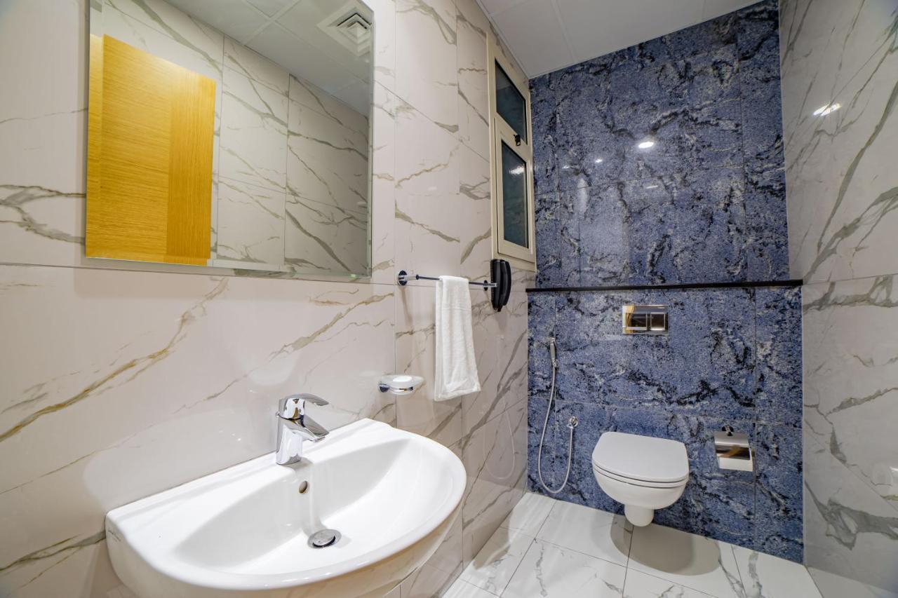 Platinum Coast Hotel Apartments Fudzsejra Kültér fotó Bathroom