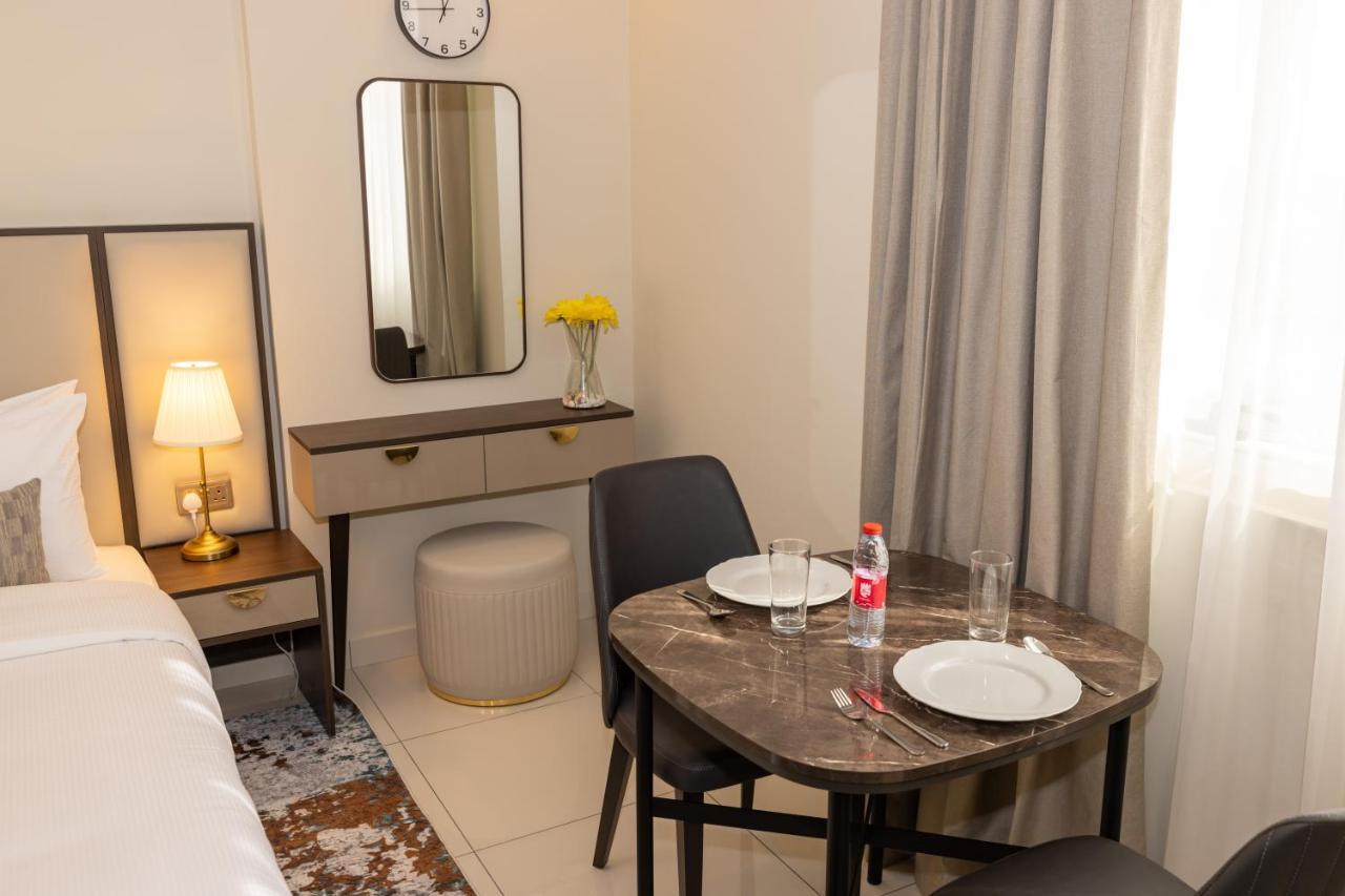 Platinum Coast Hotel Apartments Fudzsejra Kültér fotó A room at the hotel