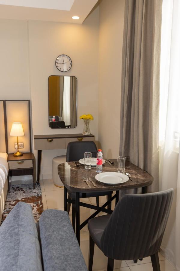Platinum Coast Hotel Apartments Fudzsejra Kültér fotó A room at the hotel