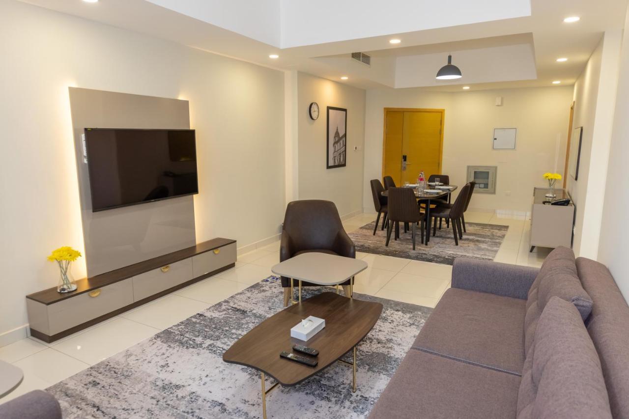 Platinum Coast Hotel Apartments Fudzsejra Kültér fotó A living room in a condominium