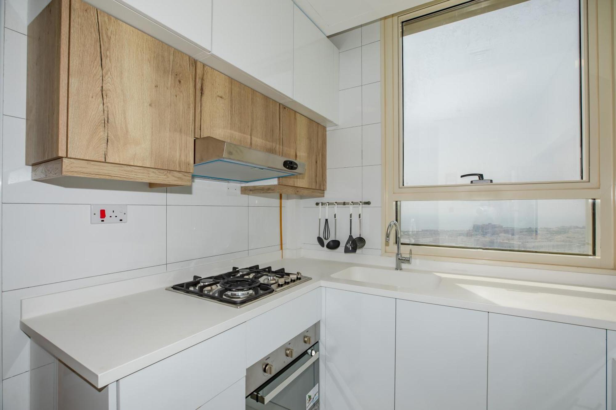 Platinum Coast Hotel Apartments Fudzsejra Szoba fotó A modern kitchen